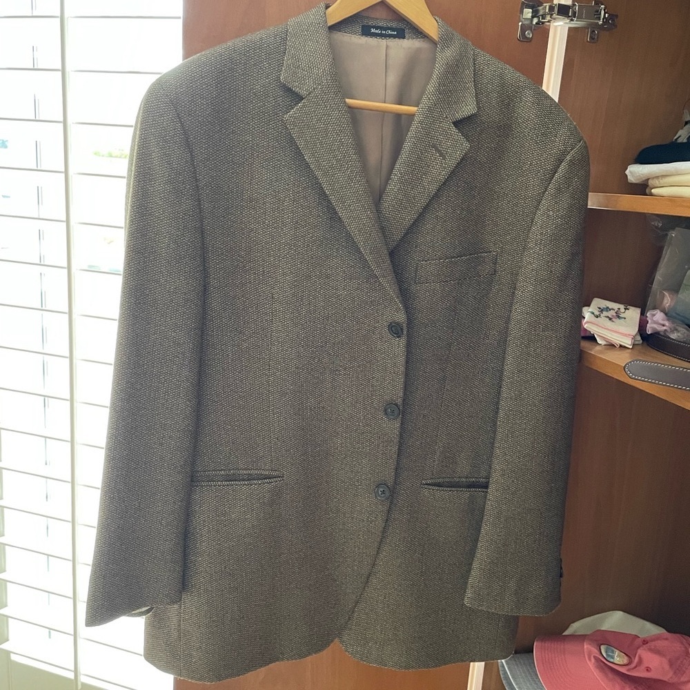 Brown tweed men’s jacket.